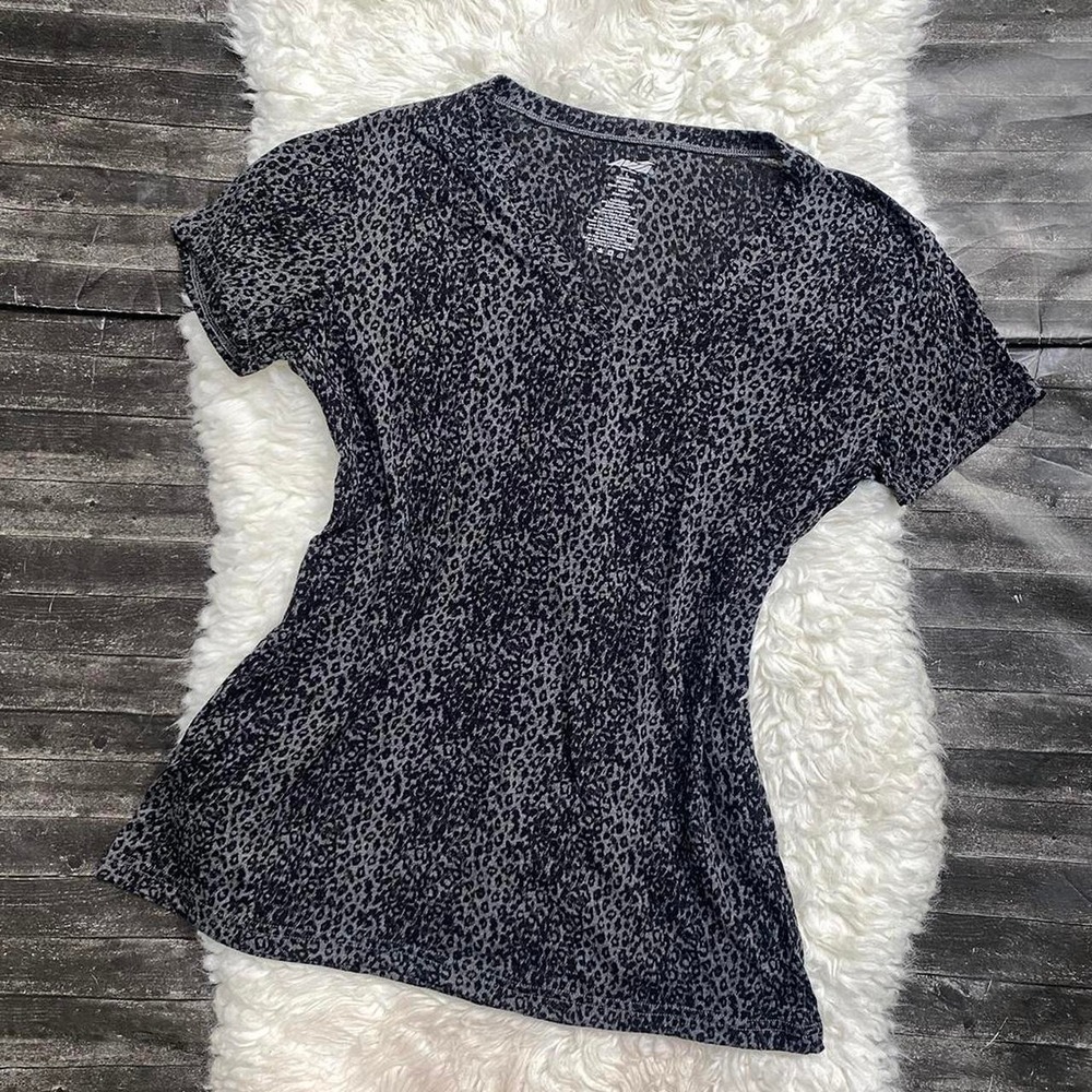 AVIA GREY BLACK ANIMAL PRINT V-NECK SHORT SLEEVE SHIRT GYM ACTIVEWEAR YOGA
